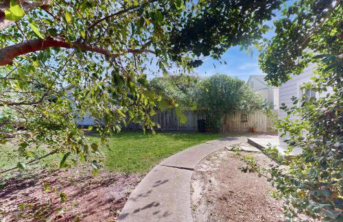 Dog-friendly cottage across from the water in a walkable neighborhood - Foto 25