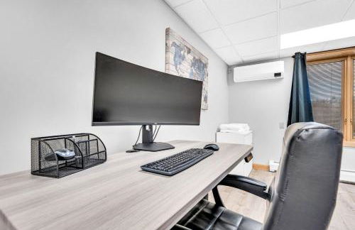 Maine Pondfront Home Sleeps 22 - Pool & Hot Tub - Photo 54