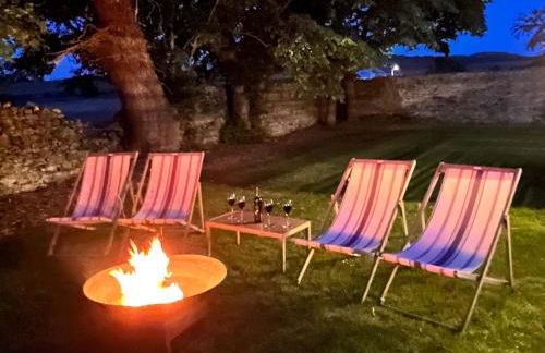 Luxury coastal retreat with sea views - Photo 4