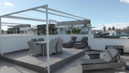 A modern villa with a large solari - Photo 2