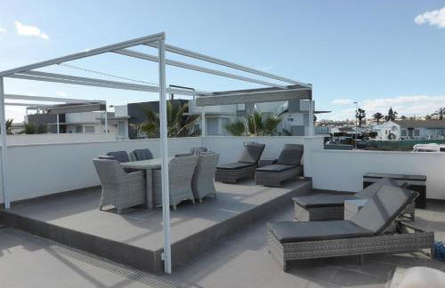 A modern villa with a large solari - Photo 2