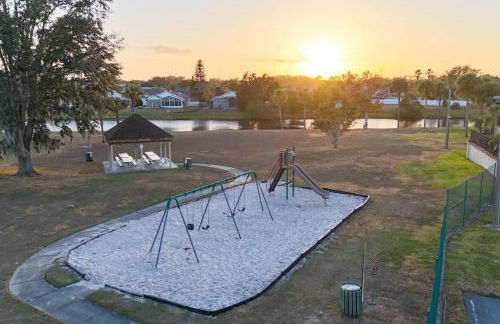 Family Home with Pool, Game Room, and Grill Near Disney - Foto 26