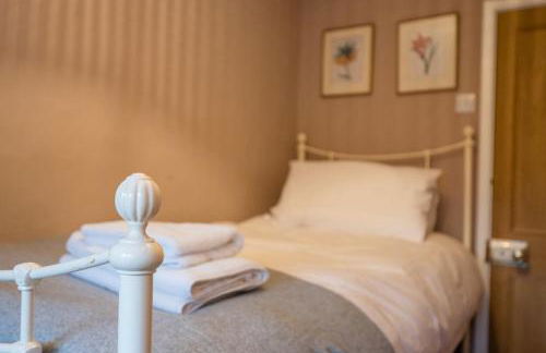 Hollyhocks, Tunstall - Foto 11