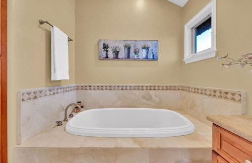 Luxury Retreat with Private Yard close to Beaches and FIFA Sleeps 10 - Foto 29