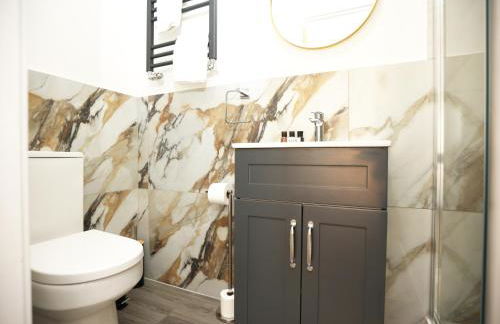 Gloucester Rd By N And N Stays, Newly Refurbed 6 Bed all ensuite house by N And N Stays Ltd, Perfect for contractors and Corporate stays, Close to YTL Arena Site, Pvt Parking for Vans and and work vehicles, Wifi - Foto 54