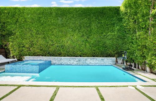 Luxurious Retreat - Modern House with Pool - Photo 13