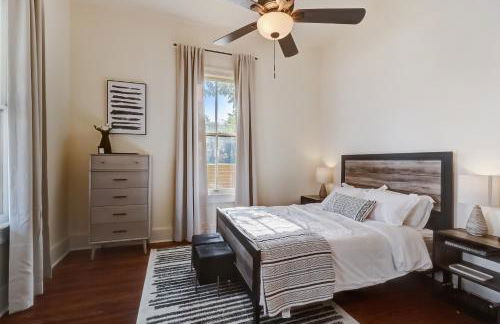 Downtown home with enclosed backyard, deck, streaming, washer/dryer, central AC - Foto 17