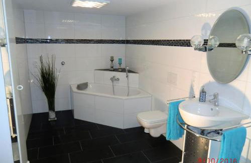 Möbliertes Apartment mit bestem Anschluss - Hangelar Mitte - Foto 4