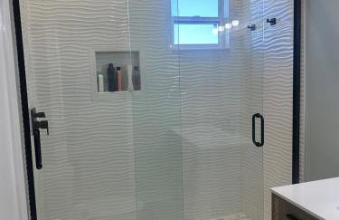 Ocean View 2BR w Hot Tub, Sauna & Wraparound Deck - Steps to Beach - Photo 20