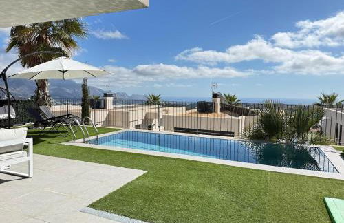 Preciosa villa con piscina privada y vistas al mar - Foto 2