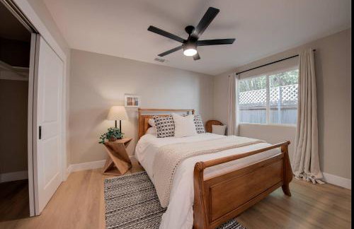 Folsom Old Town Escape • Cozy Cottage + Library - Foto 51