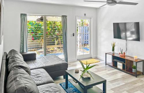 Stylish Tropical Key West Home - Private Yard, Free Parking & Laundry - Foto 11