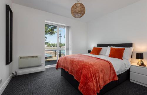 Waterfront 2 Bed Apartment - Free Parking & Wi-Fi - Foto 27