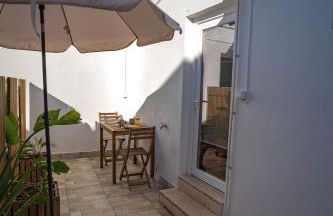 Cozy Old Town Apartment with Sunny Terrace - Photo 17