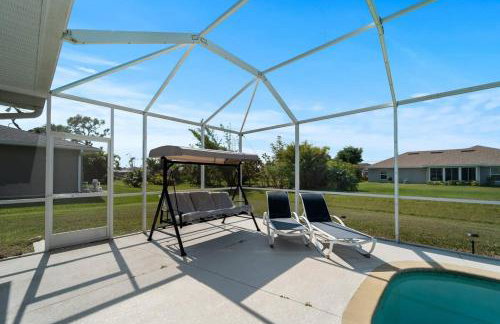 Sun-Soaked & Tranquil Getaway Relaxing Pool Area - Foto 24