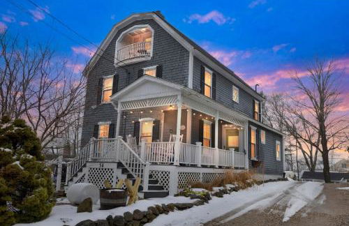 Main House - 3 Story 5 Bed 3 Bath Private Deck Courtyard Pet Friendly fee applies - Photo 1