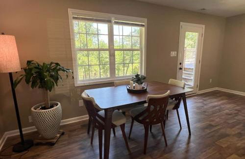 Charming Renovated Home Near Fayetteville, Rustic Retreat for Families - Foto 7