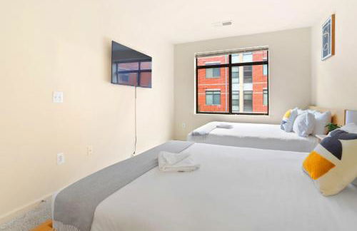 Comfort & Convenience in Trendy Crystal City Loft - Photo 18