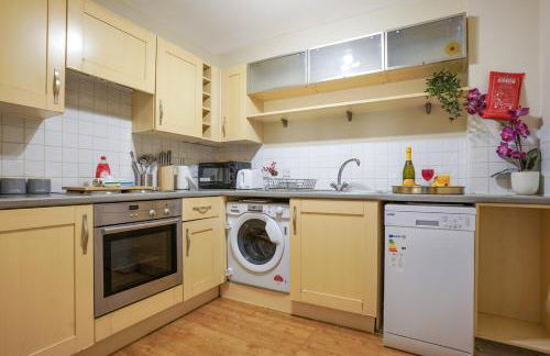 Stylish Canal Side Apartment - City Centre - Free Parking, Balcony, Smart TV, Fast Wifi by Yoko Property - Photo 21