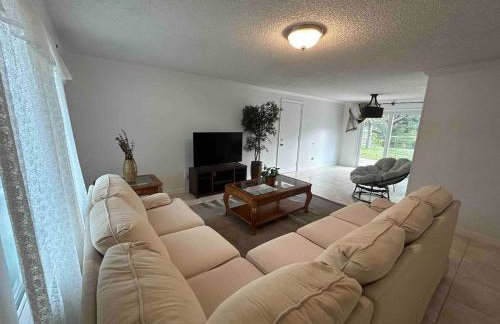 Master Bedroom w Pvt Bath in shared home - Foto 20