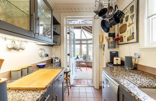 Elegant Highgate Garden Retreat - Photo 8