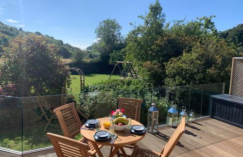 The Carthouse (Luxury 2 bed with private hot tub) - Photo 3