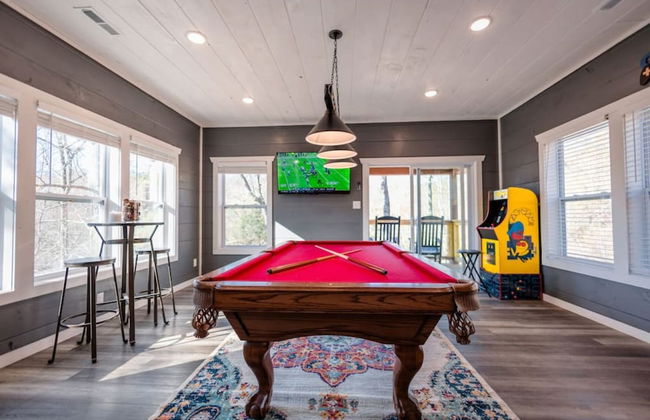 Romantic Cabin Retreat By Ghosal Luxury Lodging - Photo 29