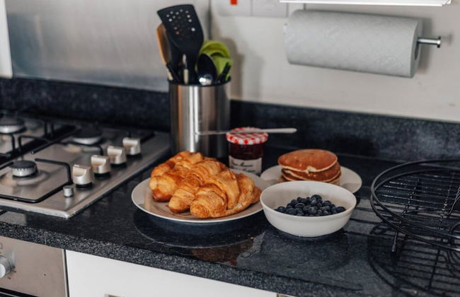 Central Modern Flat Sleeps 6 - Dedicated Parking - From 125 Per Night - Foto 9