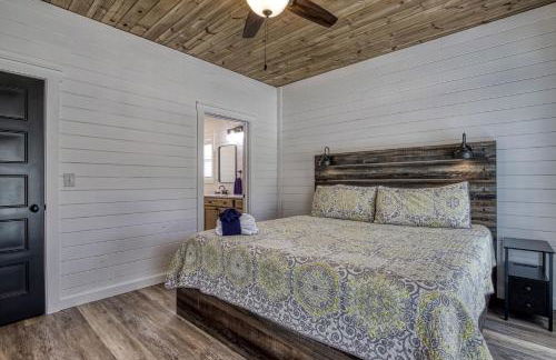 Lazy River Cabin, River Front, Hot Tub, WIFI, 560 in FREE Attraction tickets each paid day! - Foto 22