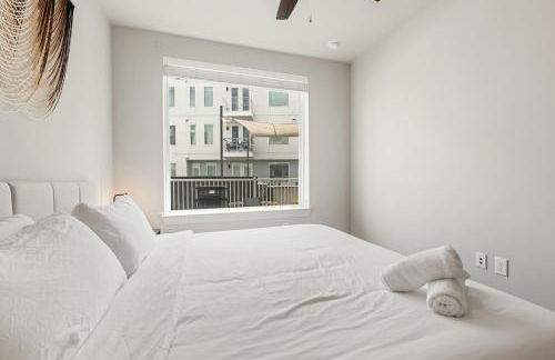 Poolside Luxury 1BR w Private Patio - Photo 19