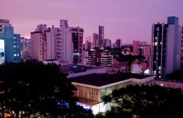 Apto compacto com linda vista no centro da cidade - Foto 1