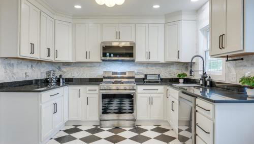 Explore Cleveland Attractions! Family-Focused Home - Photo 2