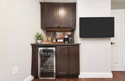 HostWise Stays - The Carnegie - Sauna, 1 Block from Butler St, Family Friendly - Foto 13