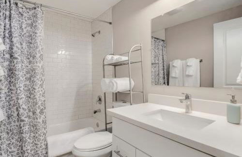 Spacious Main Street Retreat for families and large groups - Photo 16