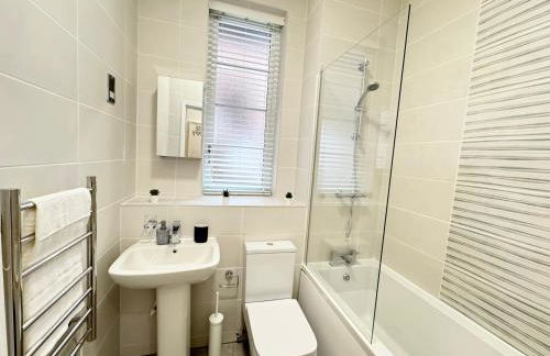 STUNNING APARTMENT - 2 DOUBLE BEDROOMS - EN-SUITE - FREE ALLOCATED PARKING - JQ QUARTER - BIRMINGHAM CITY CENTRE - SLEEPS 6 GUESTS - 2 BATHROOMs - Foto 14