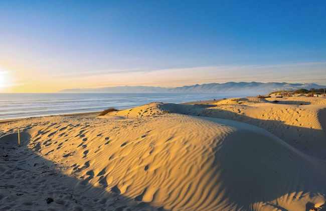 Steps to Beach w/ Patio+deck Foosball Happy Bottom Beach House by Avantstay - Foto 38