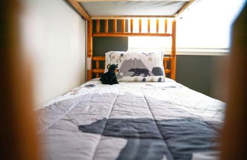 Sierra Cabin w NEW Hot Tub Walk to Town - Photo 41