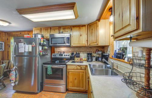 Pet-Friendly Creekside Cabin with Pool Access! - Foto 11