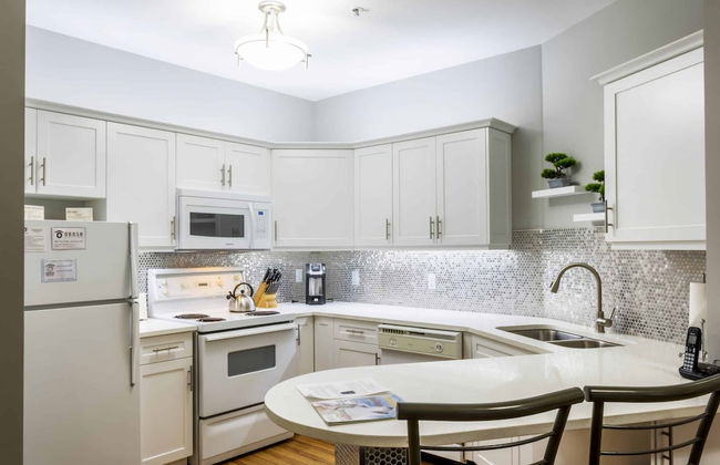 Obasa Suites @ The Hallmark - Photo 6