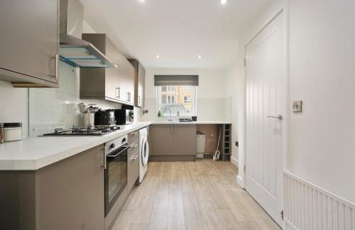 Yasmin's Townhouse - Sleeps upto 10, great for groups with FREE Parking - Hosted by Stay Host Save - Foto 7