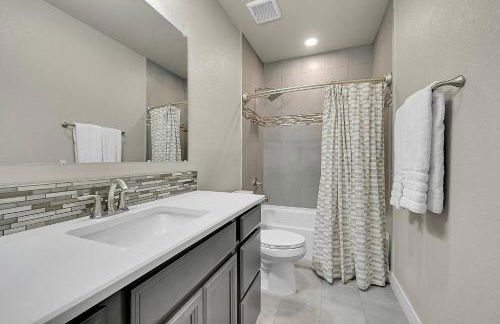 Modern 5BR/3BA Luxury Home|Movie Nights & Comfort - Foto 46