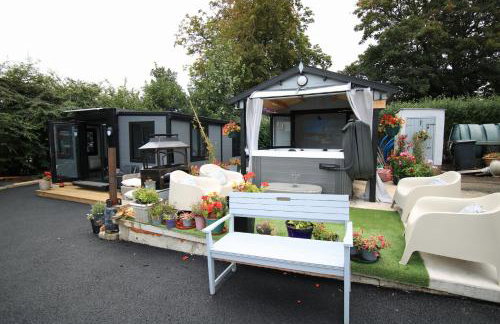 Sunset Retreat Cabin, Private Hot Tub with Mini Cinema Projector & Garden views - Foto 66