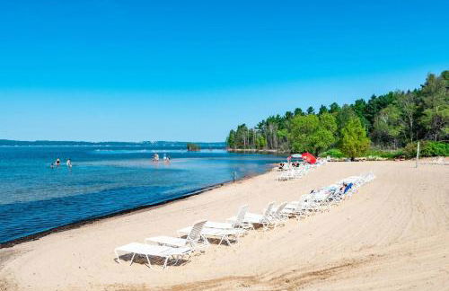 Gorgeous Grand Traverse Bay Beach Front Condo - Photo 4