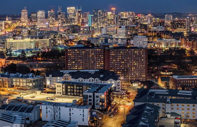 Prime Walkable Midtown Location, Pool, Gym Outlaw's Den by Avantstay - Foto 39