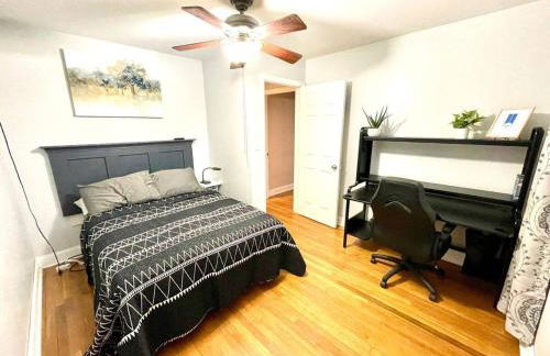 Large Private Ranch - Master Bedroom Suite with King Bed and private Bathroom - Fenced Yard - Pets & Kids Welcome - Pool Table - Foto 4