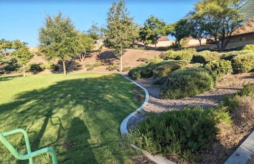 Entire Private Home with 4 Bedrooms 2 Bathrooms, Mountain Edge, New House, Ranch, Gated Yard, Available Now - Foto 73