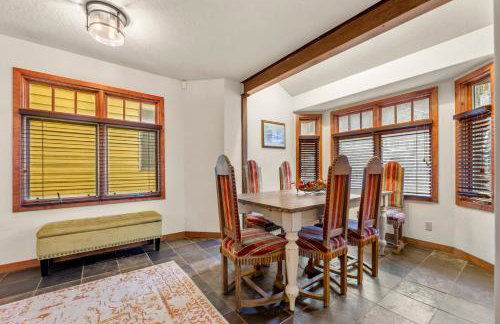 Spacious 5 Bed Retreat, Walk to Lifts and Main - Photo 24