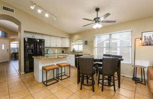 Luxe Desert-Chic 3BR with Heated Pool, Spa, and Grill - Foto 12