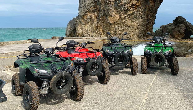 Quadriciclos junto à Keyhole Rock Formation de Boracay