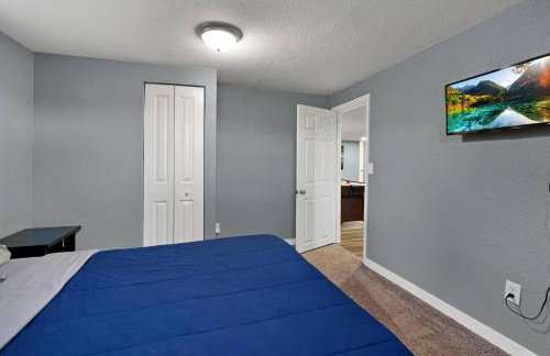 Arvada Retreat + 6 BD + Movie Theater - Photo 15